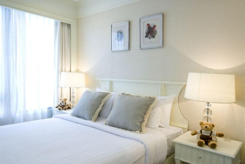 Cape House Langsuan Hotel Bangkok Exterior photo A bedroom at the hotel