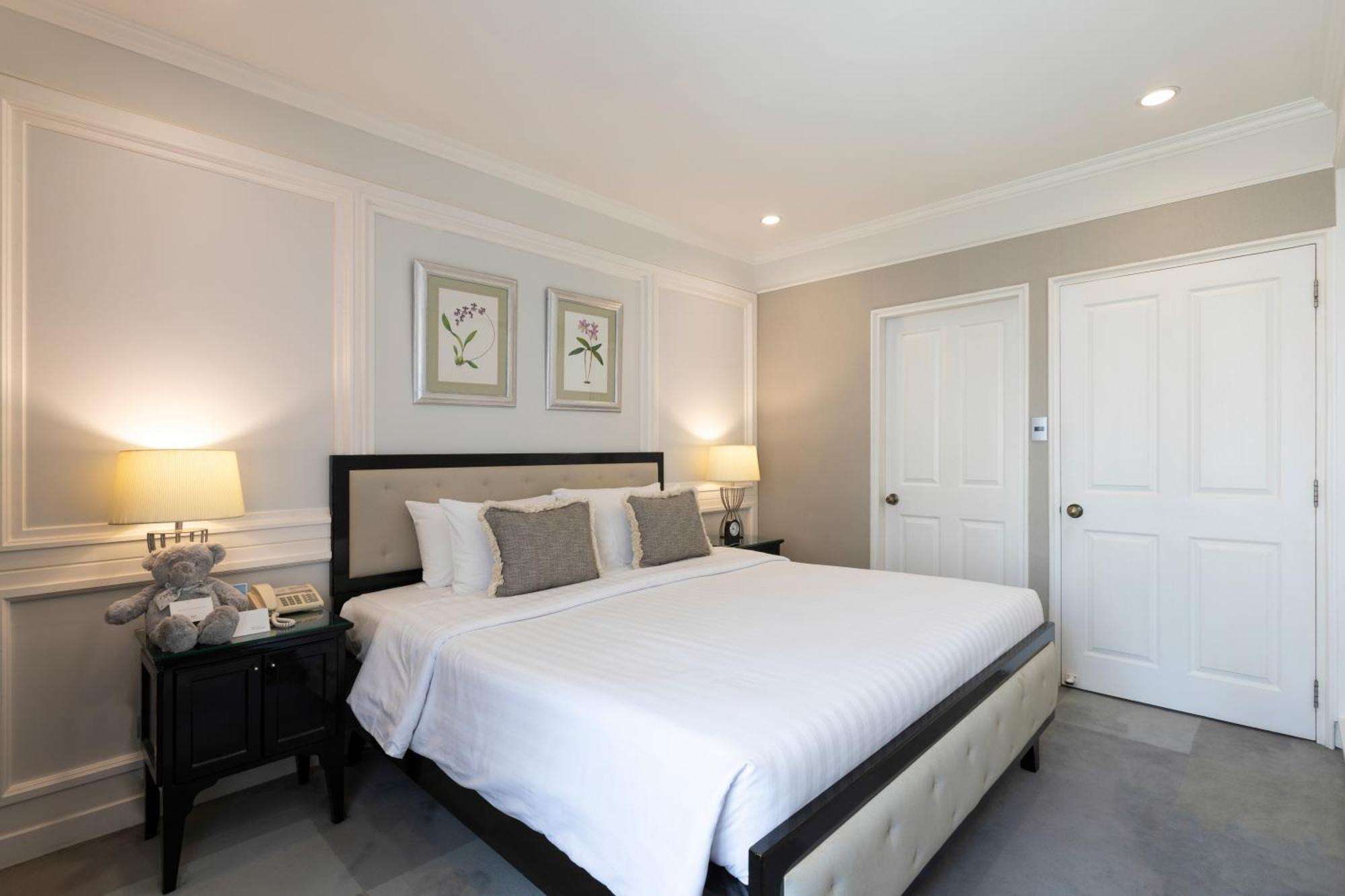 Cape House Langsuan Hotel Bangkok Exterior photo A bedroom at the hotel